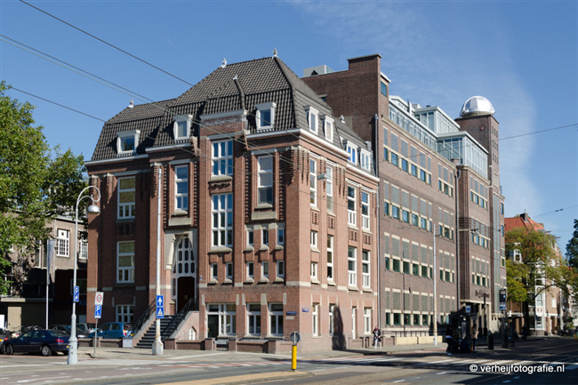 het voormalig Physiologisch Laboratorium op de hoek van het Valeriusplein en De Lairessestraat
              <br/>
              Annemarieke Verheij, 2015-09-30